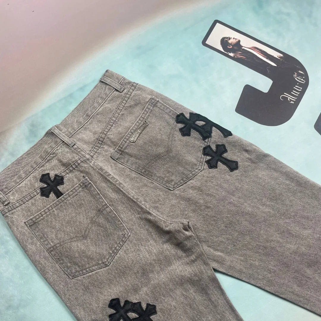 🅿️240 🔘Style No.-KL126 🔘Chloe Heart𝐂𝐡𝐫𝐨𝐦𝐞 𝐇𝐞𝐚𝐫𝐭 Matty Boy Sex Records Series Limited Gray Patch Leather High Street Jeans* [Same Style as JJ Lin] This CH jeans by Chloé Heart can be called the pinnacle of craftsmanship and design. Each pair of trousers must go through a complicated process. The finished product is first washed and then disassembled. With the exquisite craftsmanship of the craftsmen, the sheepskin is carefully cut into a cross shape, sewn by hand stitch by stitch, and then re-pieced into shape. The complicated process is difficult to describe in detail in words. When you get it, you can really feel the top-notch texture that hits your face, and its strength proves that "it looks good, no need to say more". The fabric is made of thick beaded canvas and has been washed with heavy water. The texture of the upper body is doubled, showing a natural and unique texture. The pants are straight and neat, highlighting the wearer's heroic appearance. The entire trousers are three-dimensionally cut and fit ergonomically, making them impeccable both in terms of visual effect and wearing experience. In terms of details and accessories, these jeans are also exquisite. The hardware is strictly customized according to the ZP original version, with high quality, strong and durable; the customized small leather label has a unique design, highlighting the brand's high-end positioning. After being washed, the thick beaded canvas not only feels soft and skin-friendly, but also has excellent breathability, bringing all-day comfort to the wearer. The overall workmanship of the trousers is exquisite, and every line is neatly and carefully arranged. From the overall design to the details, it shows a simple yet exquisite style.  Size: S M L XL XXL (28.30.32.34.36) Color: Gray